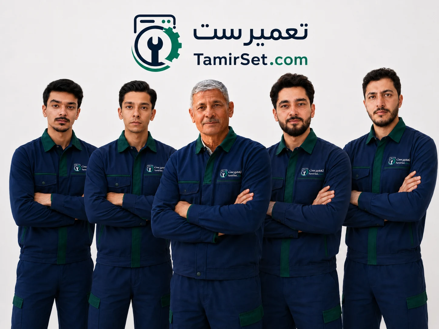 تصویر معرفی تیم تعمیر ست؛ پنج نفر با لباس کار سرمه‌ای و نشان تعمیر ست